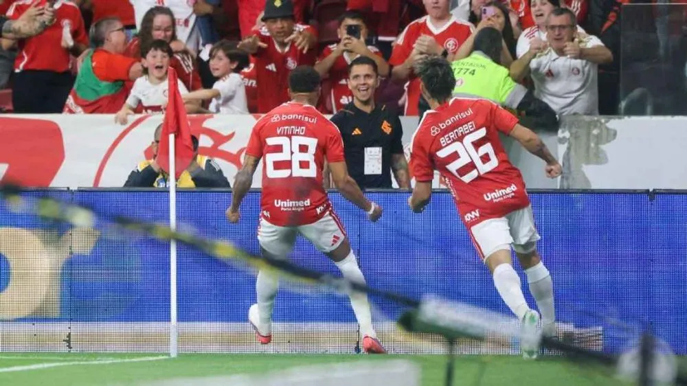 Vitinho e Bernabei comemoram gol do Inter contra o Corinthians Divulgação/Internacional