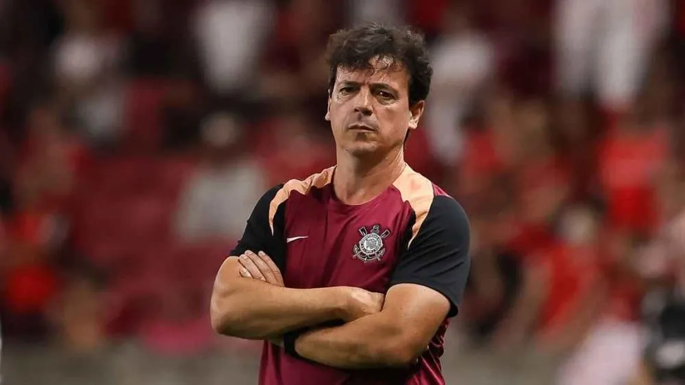 Fernando Diniz, técnico do Corinthians, durante jogo contra o Internacional Pedro H. Tesch/Getty Images