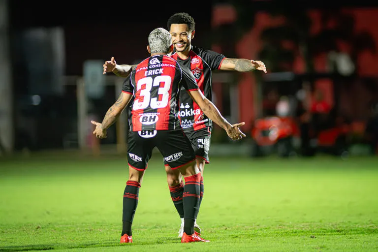 Vitória goleia a Chapecoense no Barradão e abre distância para o Z4