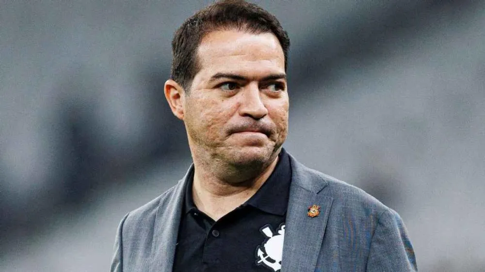 Paz se diz com 'muita dor' por queda de Diniz e traça perfil de próximo técnico do Corinthians