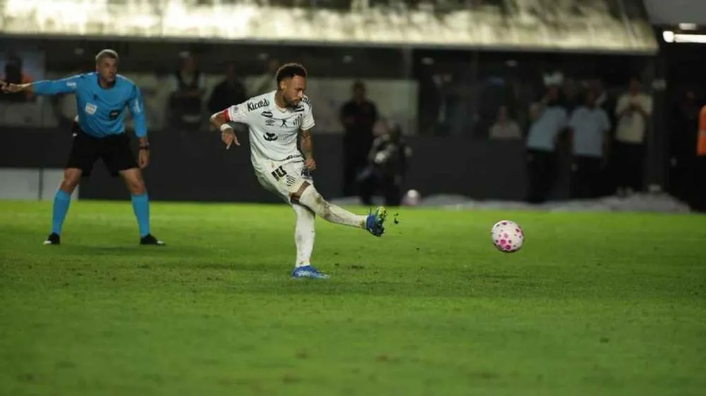 Neymar batendo pênalti pelo Santos contra o Flamengo Jefferson Teles/RP FOTOPRESS/AGIF