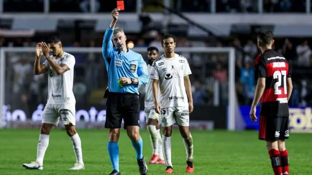 Flamengo destrói arbitragem de Daronco, cita 'falta de autoridade' e vê 'erro triplo' com Jorginho