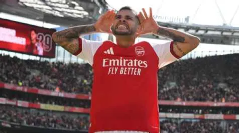 Com belo gol de Bruno Guimarães, Arsenal vira para cima do Leeds e coloca pressão no City pela ponta da Premier League