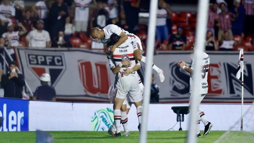 Jogadores do São Paulo comemoram gol contra o Vitória Marcello Zambrana/AGIF