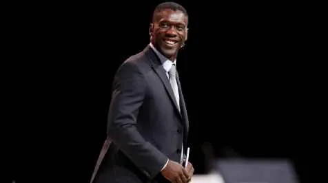 Corinthians acerta a contratação de Seedorf como novo treinador; vínculo vai até 2027
