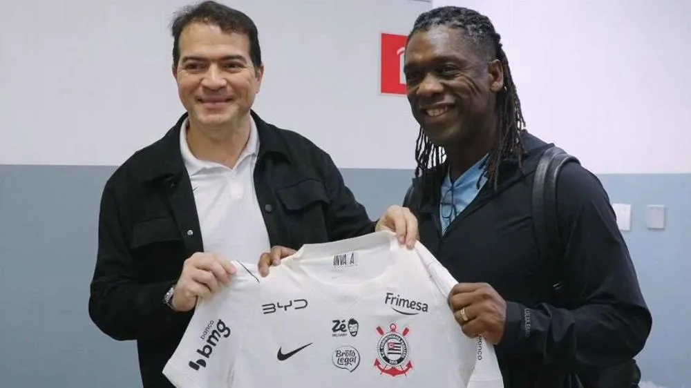 Recebido por Marcelo Paz, Seedorf desembarca em São Paulo para se apresentar ao Corinthians