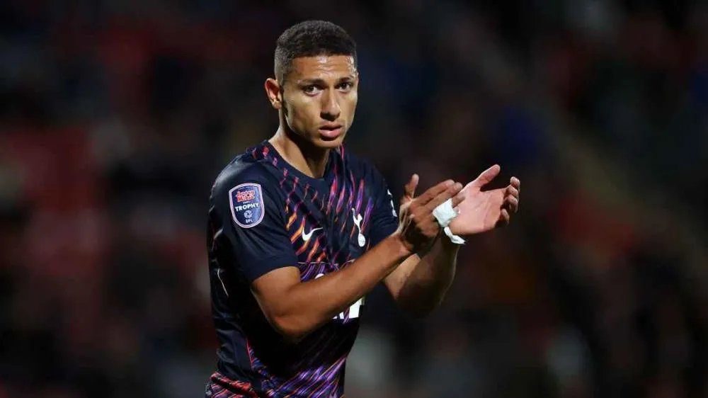 'Impecável': técnico de equipe rival do Tottenham sub-21 admite surpresa com Richarlison