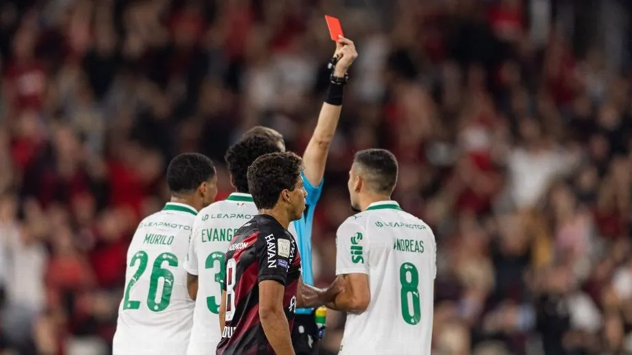 Andreas Pereira chuta 'bola extra' e tem expulsão 'bizarra' em Athletico-PR x Palmeiras