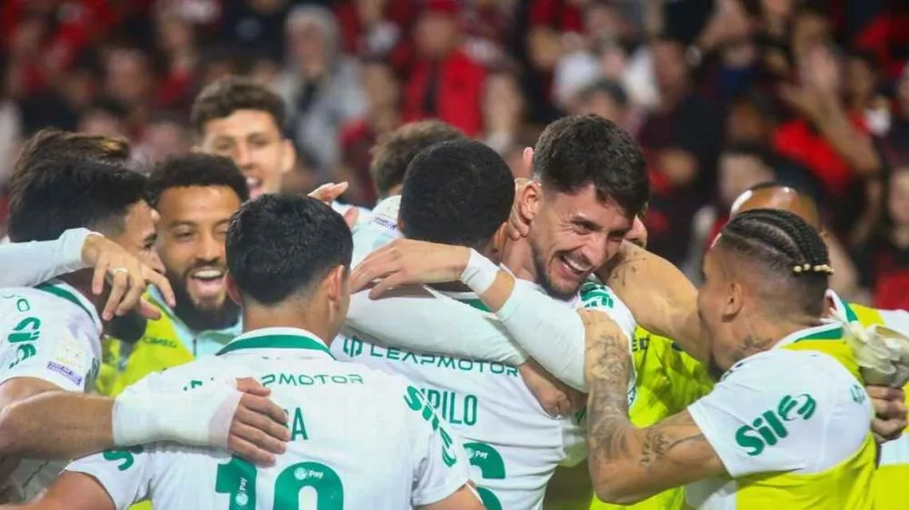 Palmeiras vence Athletico-PR com um a menos, dorme na liderança do Brasileirão e 'pressiona' Flamengo
