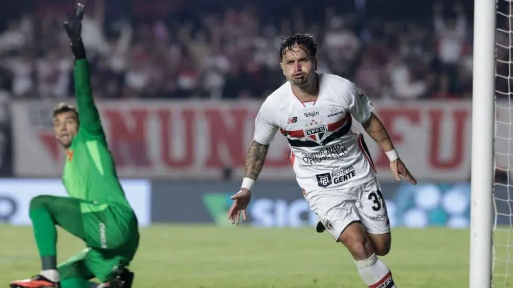 Artur marca, São Paulo vence Vasco e complica adversário no Brasileirão