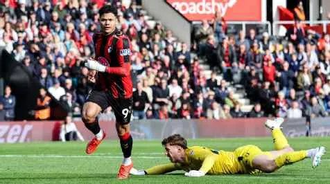 Evanílson dá show em vitória do Bournemouth na Premier League com direito a golaço, assistência e falta que gerou expulsão