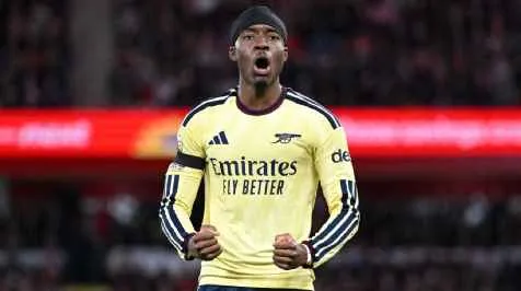 Madueke marca, tira Arsenal do sufoco e mantém equipe na cola do City na Premier League