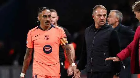 Raphinha é sincero sobre ser substituído por Hansi Flick em PSG x Barcelona: 'Fiquei um pouco chateado'