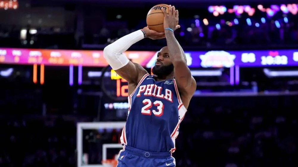 LeBron James estreou pelos 76ers com 14 pontos, 9 rebotes e 7 assistências Sarah Stier/Getty Images