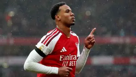 Gabriel Magalhães marca, Arsenal vence Everton e iguala pontuação do City na liderança da Premier League