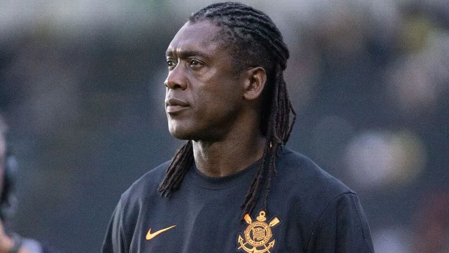 Vasco frustra estreia de Seedorf, vence de virada e empurra Corinthians para a zona de rebaixamento