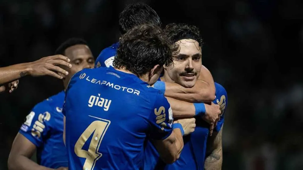 Palmeiras vence Red Bull Bragantino e assume liderança do Brasileirão