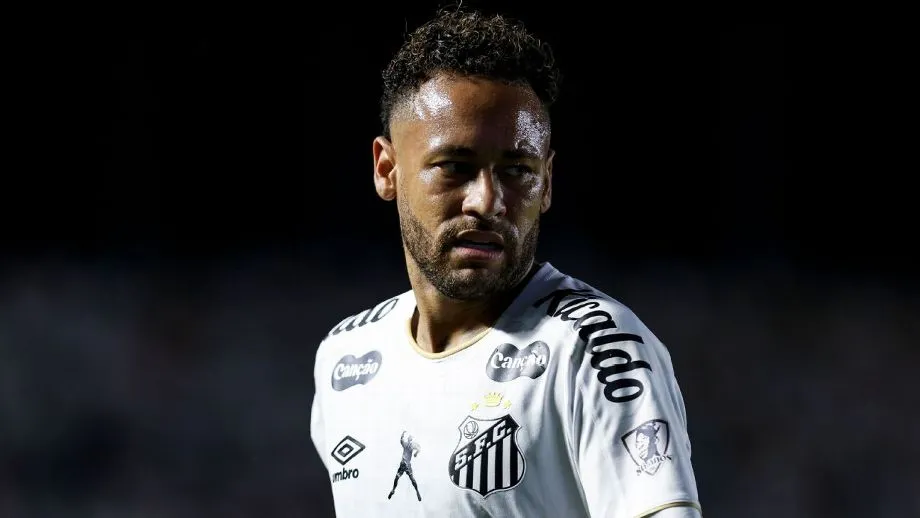 Neymar põe mão na boca durante discussão com Nestor, é expulso e reclama: 'Maior safadeza do futebol'
