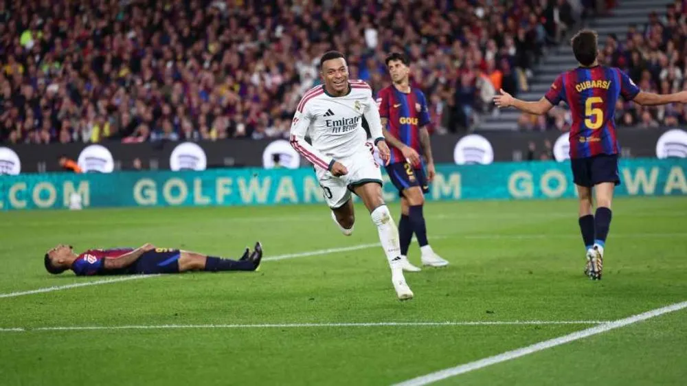 Kylian Mbappé comemorando gol do Real Madrid sobre o Barcelona, no Camp Nou, em clássico por LALIGA Josep Lago/ Getty Images