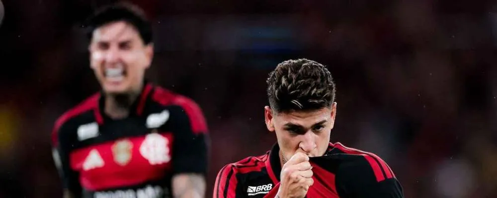 Sob protestos da torcida, Flamengo marca no fim, vence Atlético-MG e retoma a liderança do Brasileirão