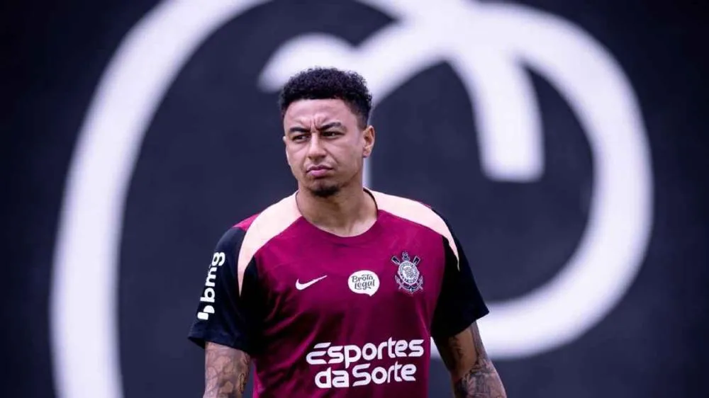 Lingard fratura costelas e treina separado no Corinthians