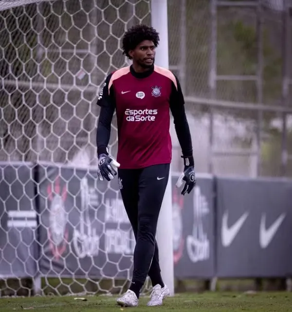 Hugo Souza em treino do Corinthians nesta quarta-feira — Foto: Rodrigo Coca/Ag Corinthians