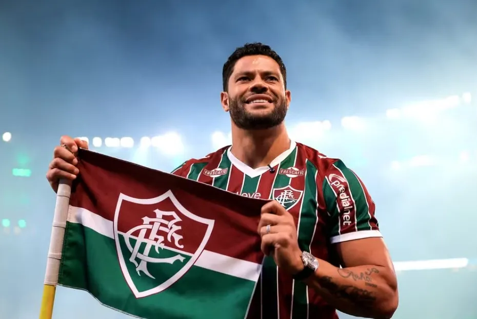 Hulk exibe o escudo do Fluminense em uma das bandeirinhas de escanteio do Maracanã BUDA MENDES / GETTY IMAGES SOUTH AMERICA / GETTY IMAGES VIA AFP