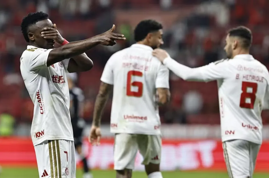 Carbonero marcou duas vezes na goleada ROBERTO VINICIUS / AGIF / AGIF VIA AFP