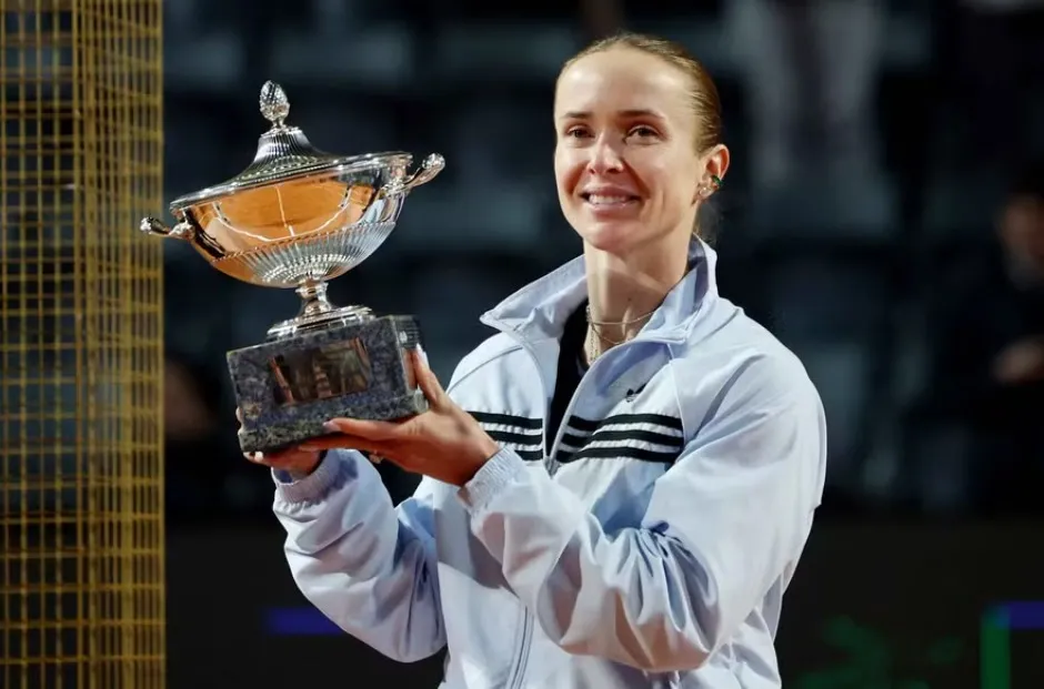 Elina Svitolina com seu troféu REUTERS / Claudia Greco