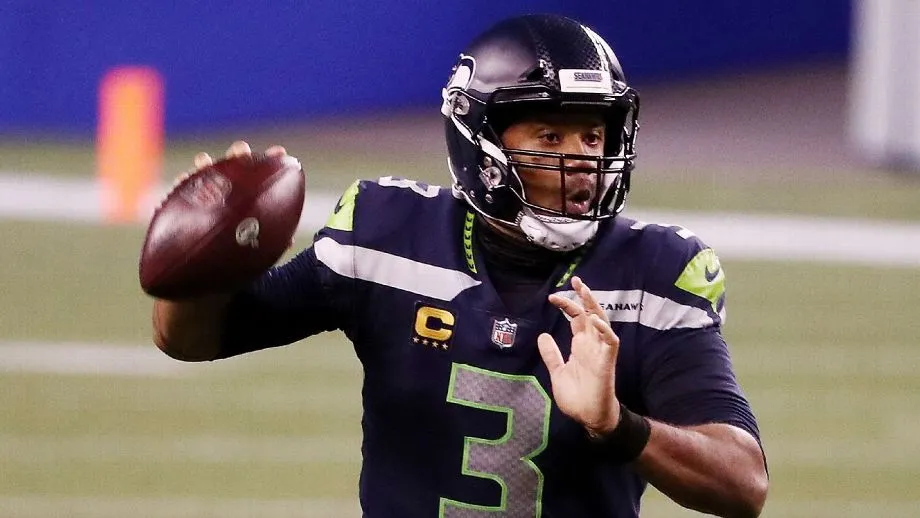 Russell Wilson busca o passe na partida entre Seattle Seahawks e New England Patriots pela Semana 2 da NFL Abbie Parr/Getty Images