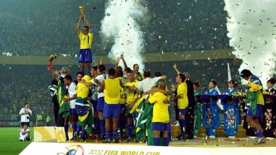 Cafu levanta a Copa do Mundo de 2002, no Japão Getty Images