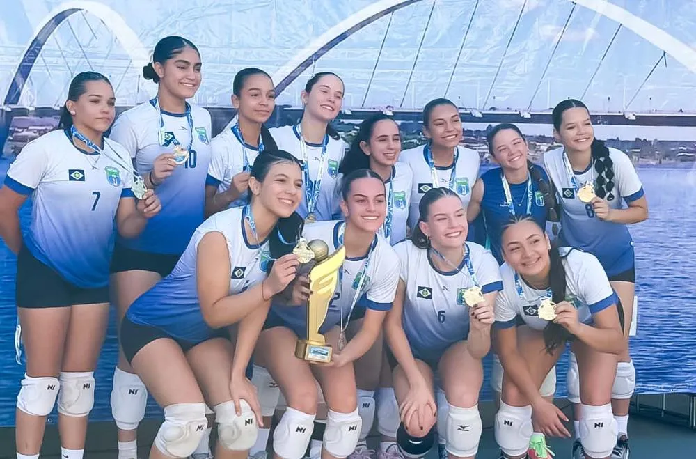 Legenda: A equipe sub17 foi a campeã da primeira divisão Autor da Foto: Seleção campo-verdense de vôlei