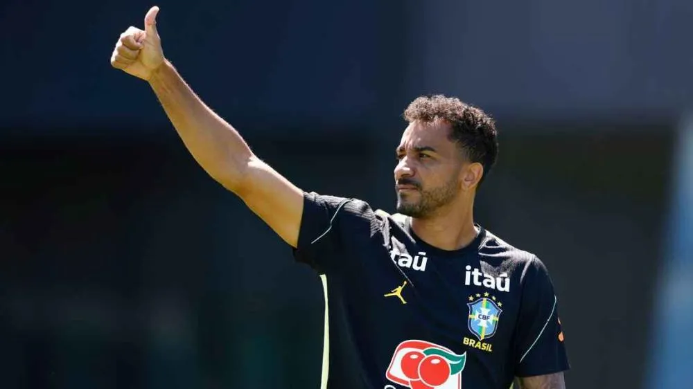 Danilo acena durante treino do Brasil Divulgação/CBF