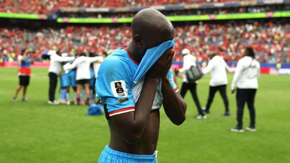 Yoane Wissa emocionado ao marcar o gol da RD Congo Michael Regan - FIFA/FIFA via Getty Image