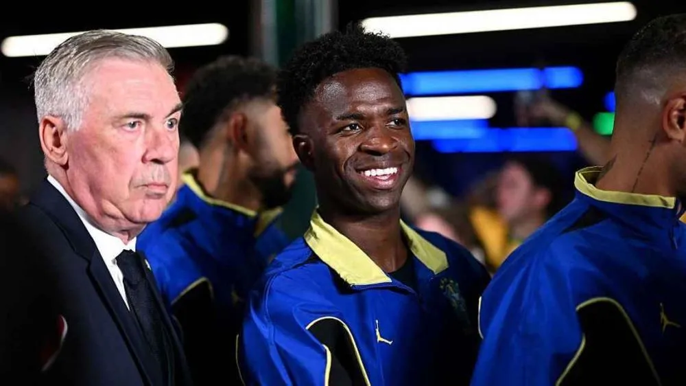 Carlo Ancelotti e Vinicius Jr. durante jogo da Seleção Brasileira Hannah Peters / Getty Images