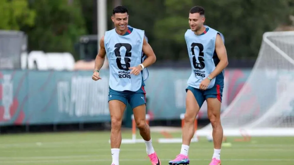 Cristiano Ronaldo e Dalot, durante treino de Portugal na Copa do Mundo de 2026 Getty Images