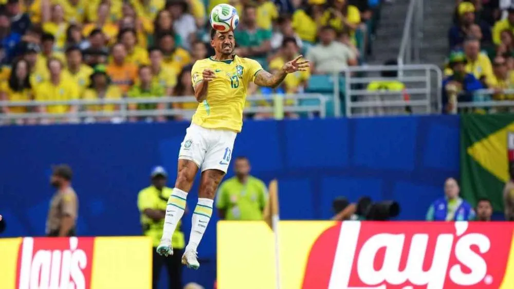 Danilo elogia Ancelotti por mudar esquema do Brasil e admite Seleção 'sem equilíbrio' no 4-2-4: 'Estava faltando um jogador...'