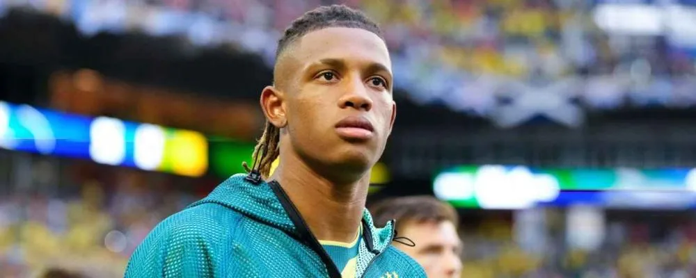 Textor vai a jogo da Seleção com camisa do Brasil e cita o que Botafogo fez por Danilo até Copa: 'O mundo meio que desistiu dele...'