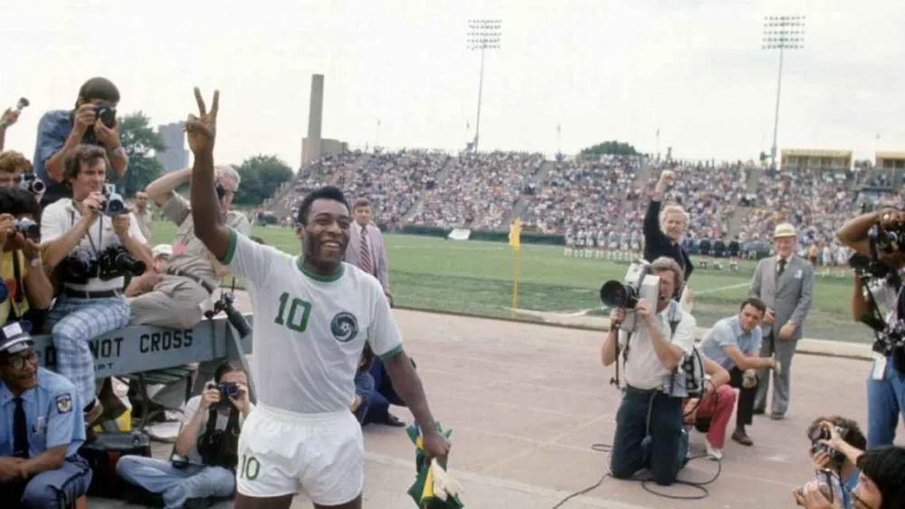 Ex-zagueiro tem a última camisa usada por Pelé em jogo oficial e não a trocou nem por Ferrari