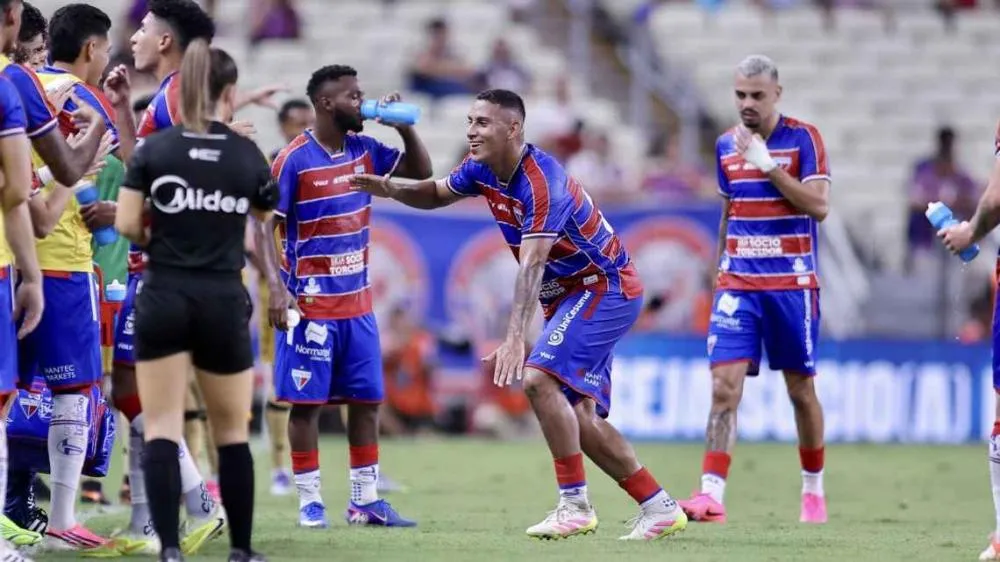 Fortaleza marca nos acréscimos, vence 'duelo dos leões' no Castelão e ultrapassa o Sport na Série B