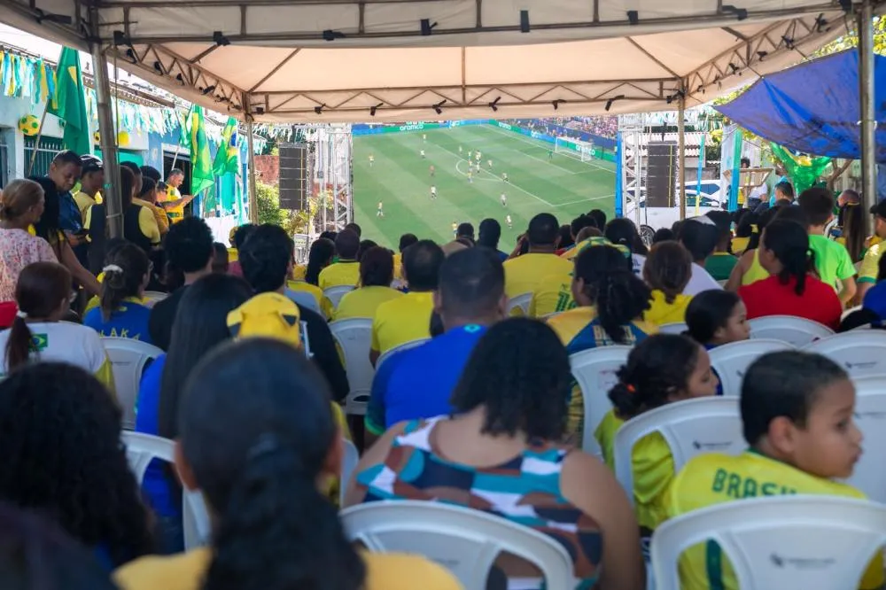 Prefeitura leva telão em ruas de Cuiabá e reúne moradores para acompanhar jogo do Brasil