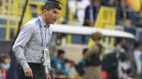 Pedro Emanuel desembarca no Brasil, fala em 'tirar Vasco da zona' e exalta 'torcida fervorosa'