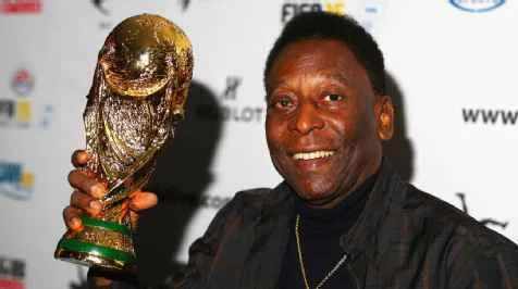Camisa de Pelé na Copa de 1958 é vendida em leilão por R$ 25 milhões e se torna a 2º mais cara da história; veja qual é a 1ª