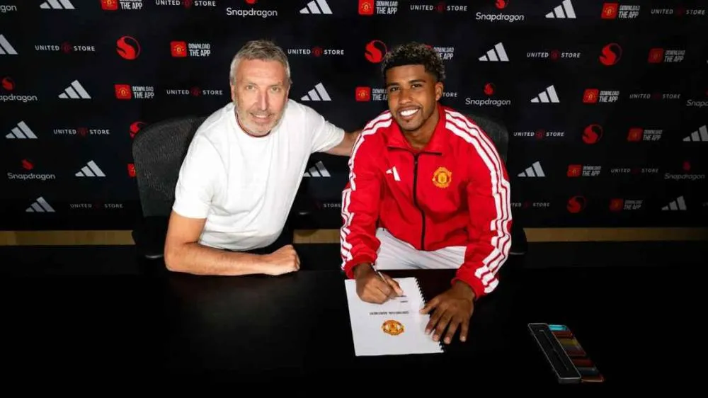 Manchester United anuncia contratação do volante Andrey Santos