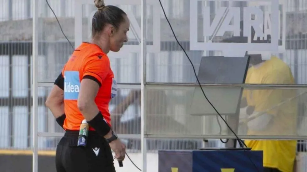 Renata Ruel diz que pênalti para Ponte que revoltou Lucas Lima e Goiás não existiu: 'VAR acertou em sugerir revisão, mas a árbitra brigou com a imagem'