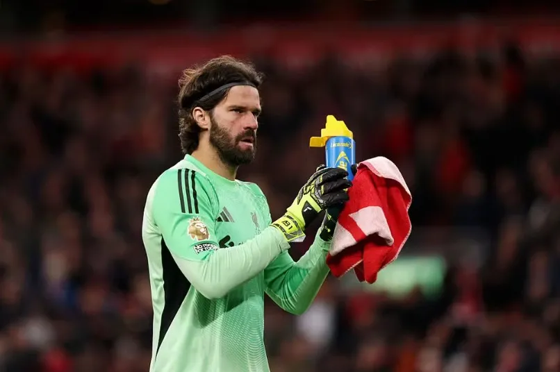 Alisson volta a sentir lesão, mas espera retornar aos jogos do Liverpool até o final de abril