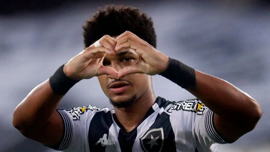 Atlético-GO contrata lateral campeão com Botafogo, mas pode ter “barca” de saídas