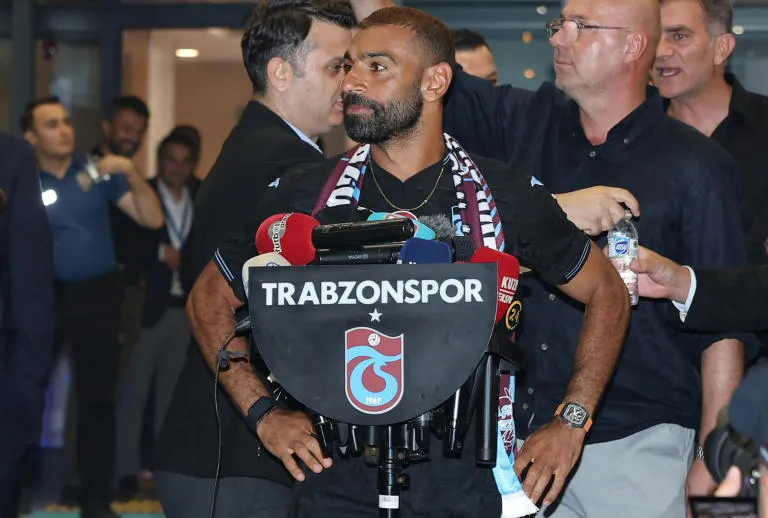 Mohamed Salah assina por duas temporadas com o Trabzonspor, da Turquia
