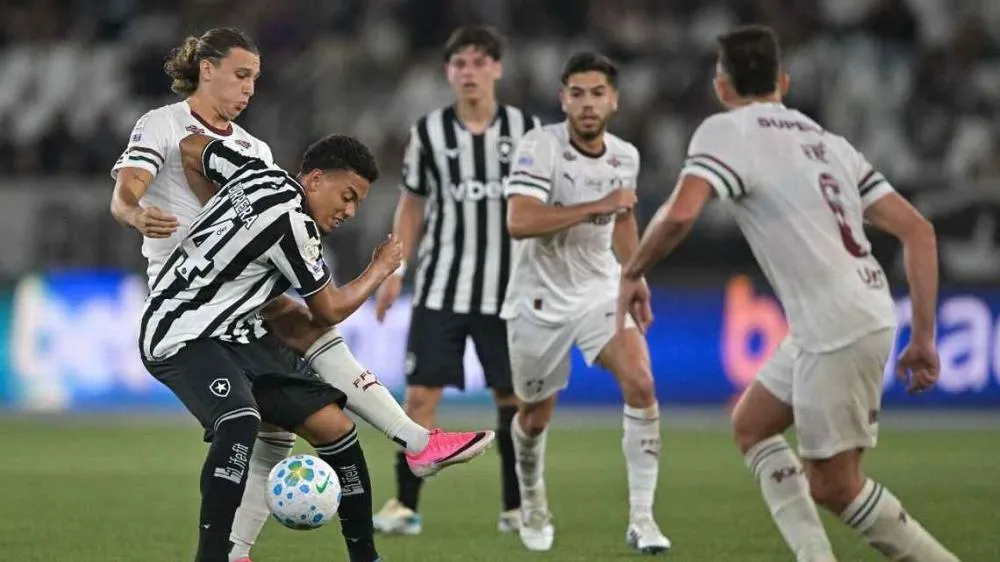 Fluminense arranca empate contra o Botafogo após golaço de Alex Telles, mas chega ao sétimo jogo oficial sem vencer