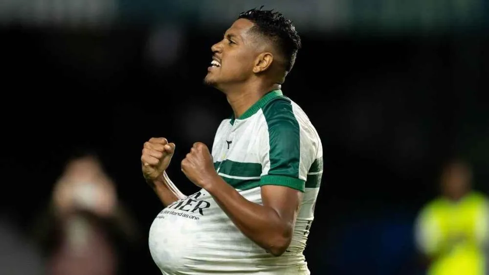 Coritiba vence Chapecoense, encerra jejum e volta ao G-10 do Campeonato Brasileiro